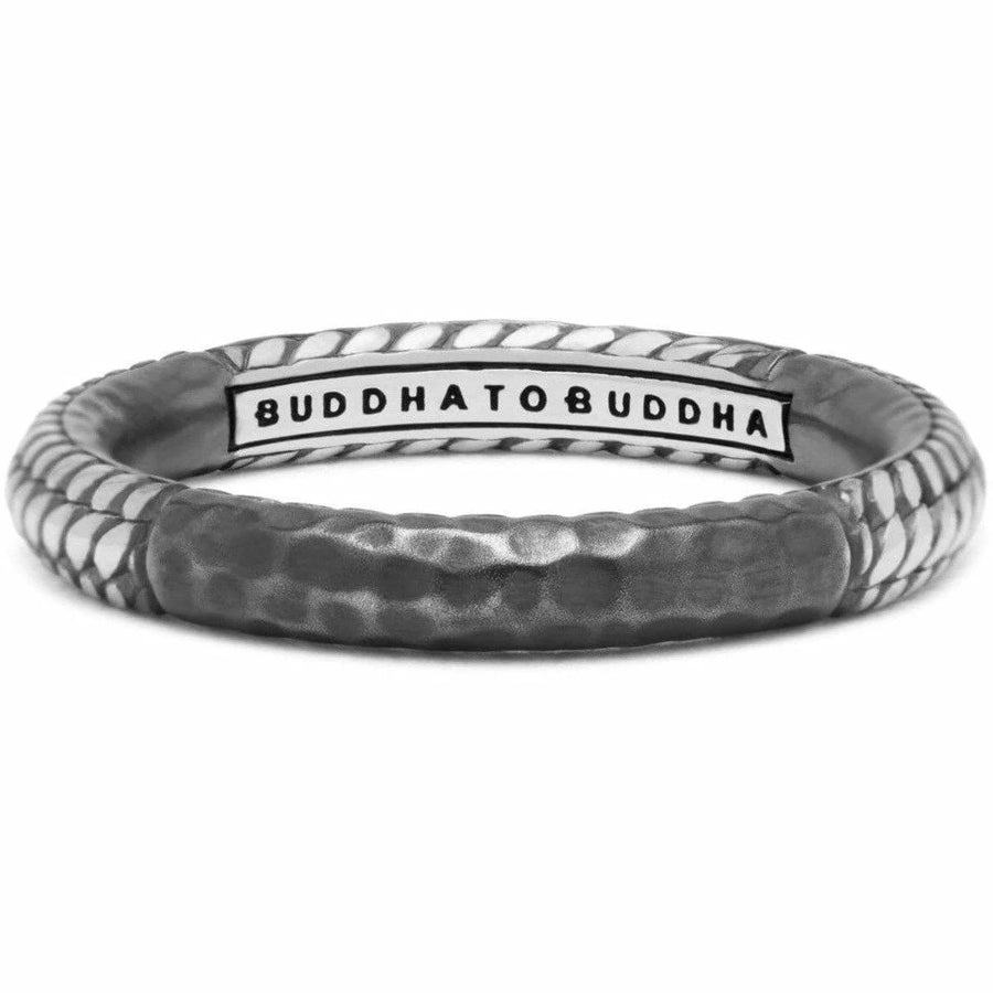 Zilveren gehamerde Buddha to Buddha bangle bij Zwart Jewelz