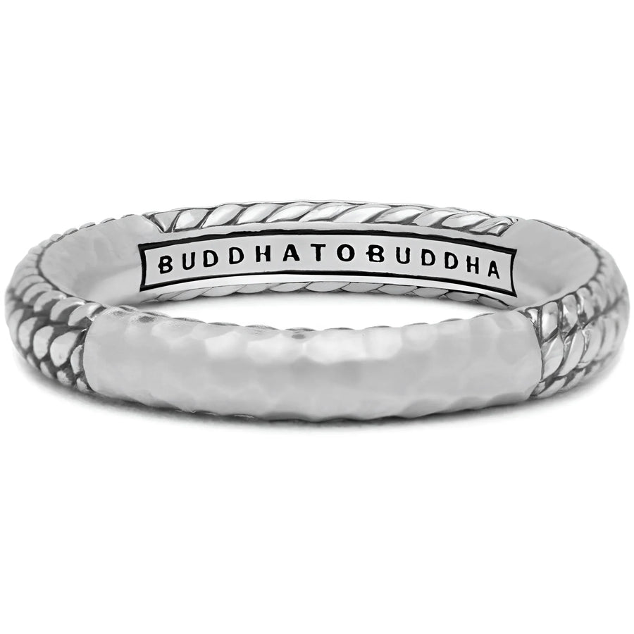 Zilveren Buddha to Buddha ring 323 met tekstuur en gravure bij Zwart Jewelz