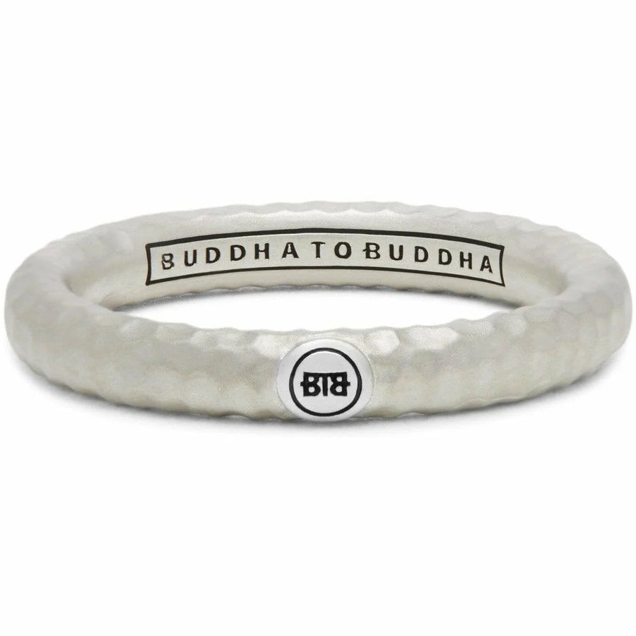 Witte getextureerde bandring met Buddha to Buddha branding, model 324