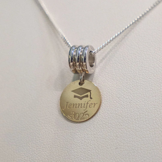 Geslaagde bedel in 14k goud aan charm