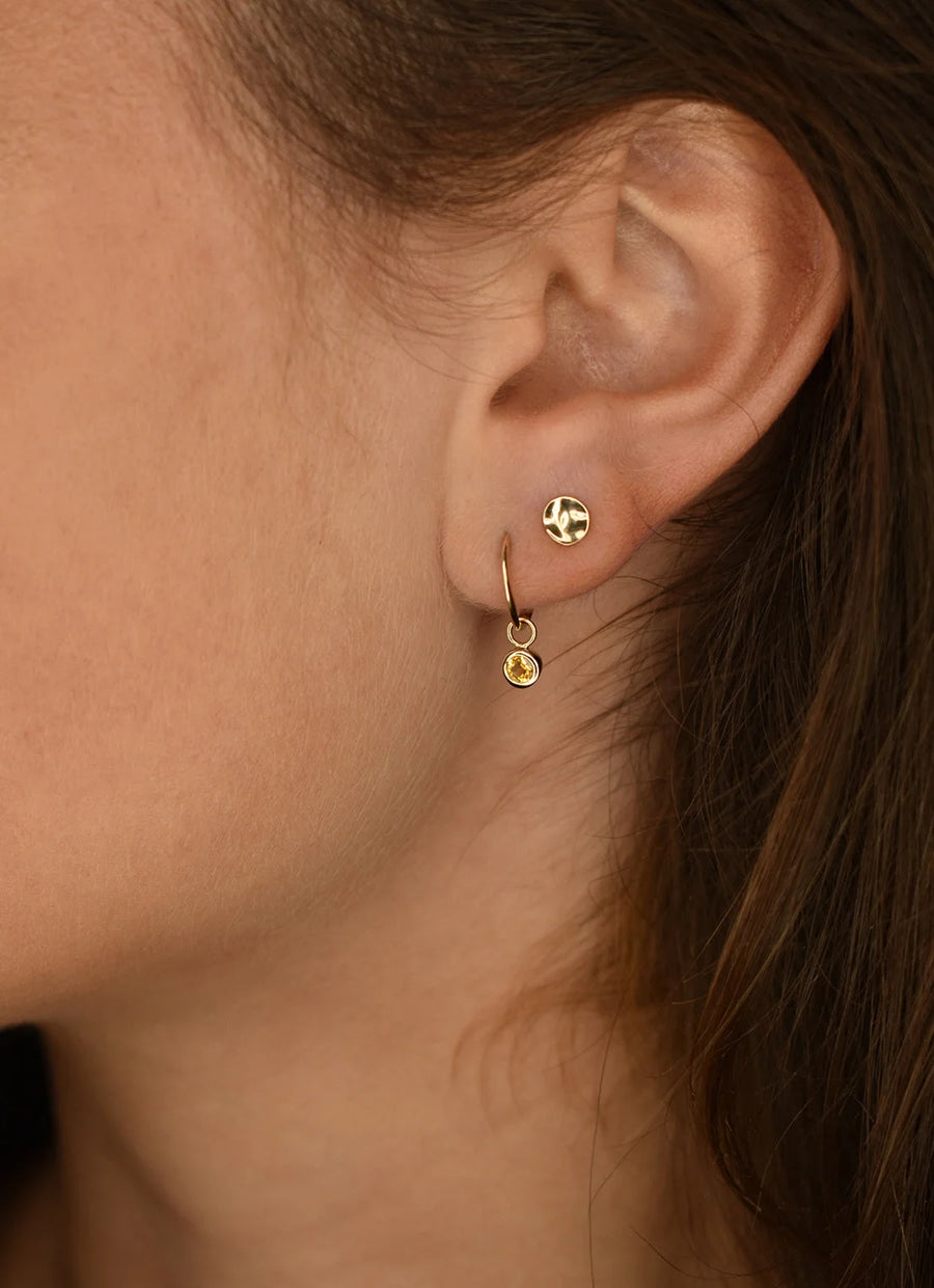 Oor met twee gouden oorbellen Jackie Oorbellen JKE21.007