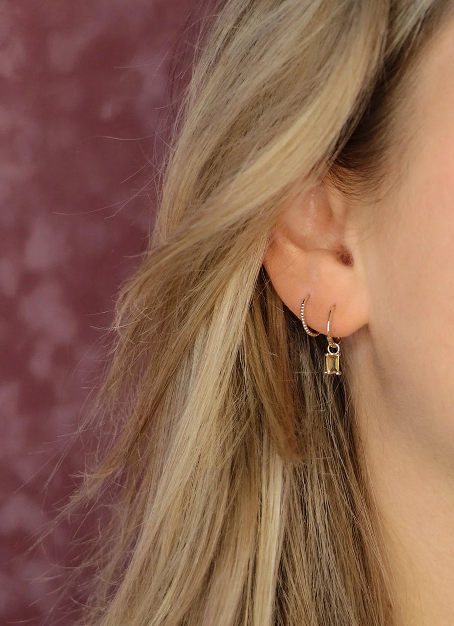 Oor met twee gouden oorbellen Jackie Oorbellen JKE22.157