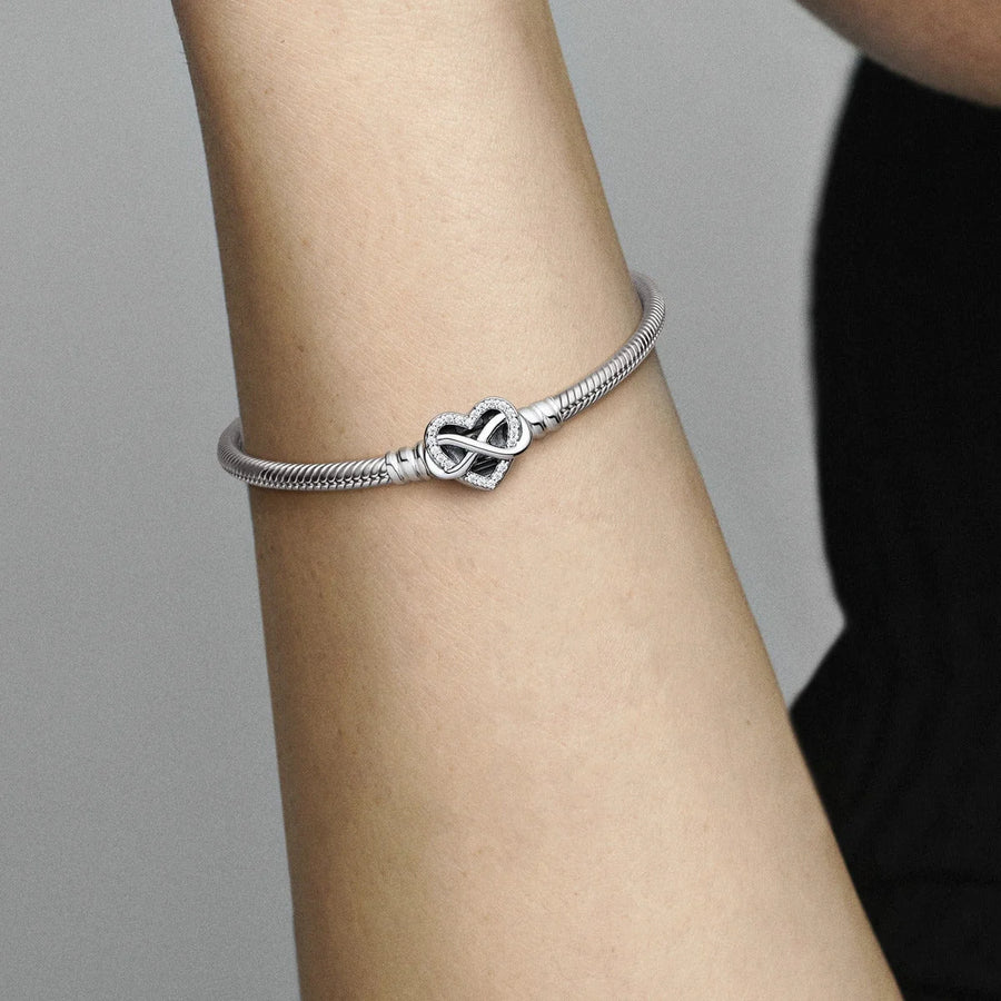 Zilveren Pandora Moments armband met hartvormige infinity sluiting