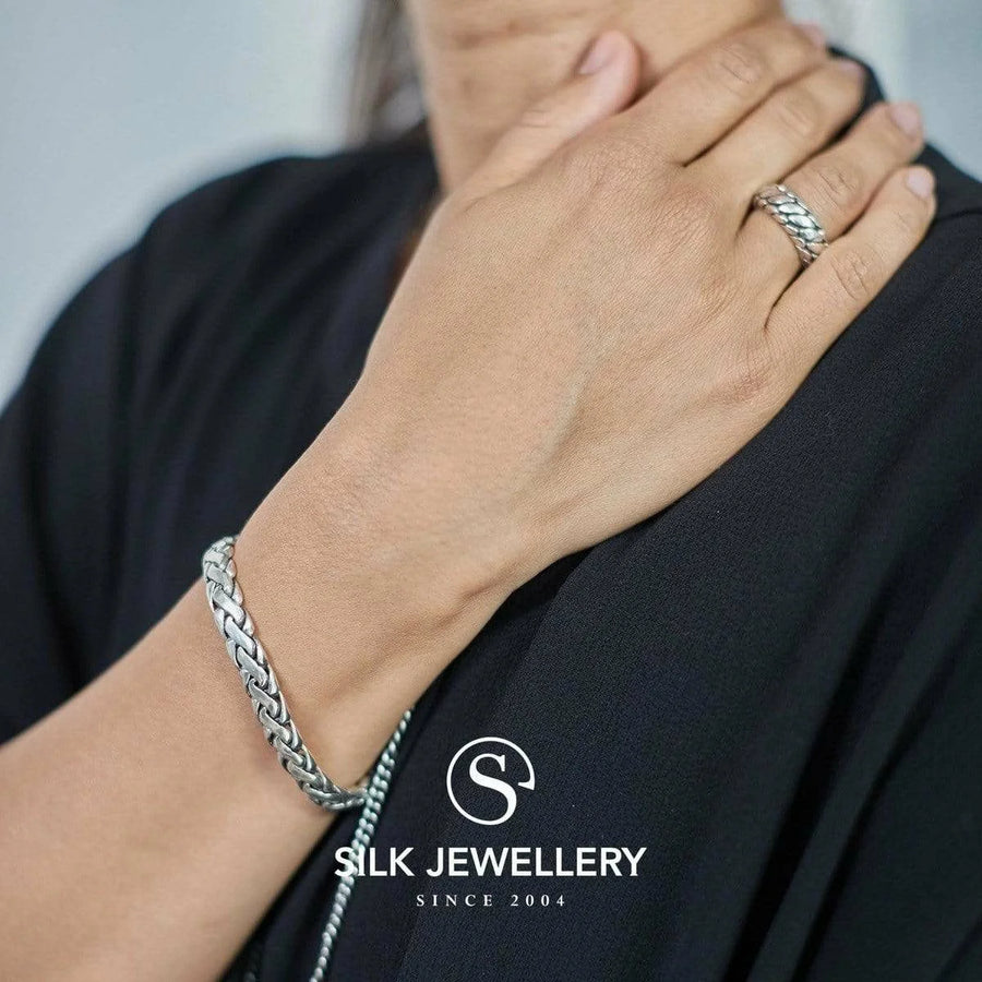 Zilveren gevlochten armband met textuur en gepolijste finish van Zwart Jewelz silk armband 317