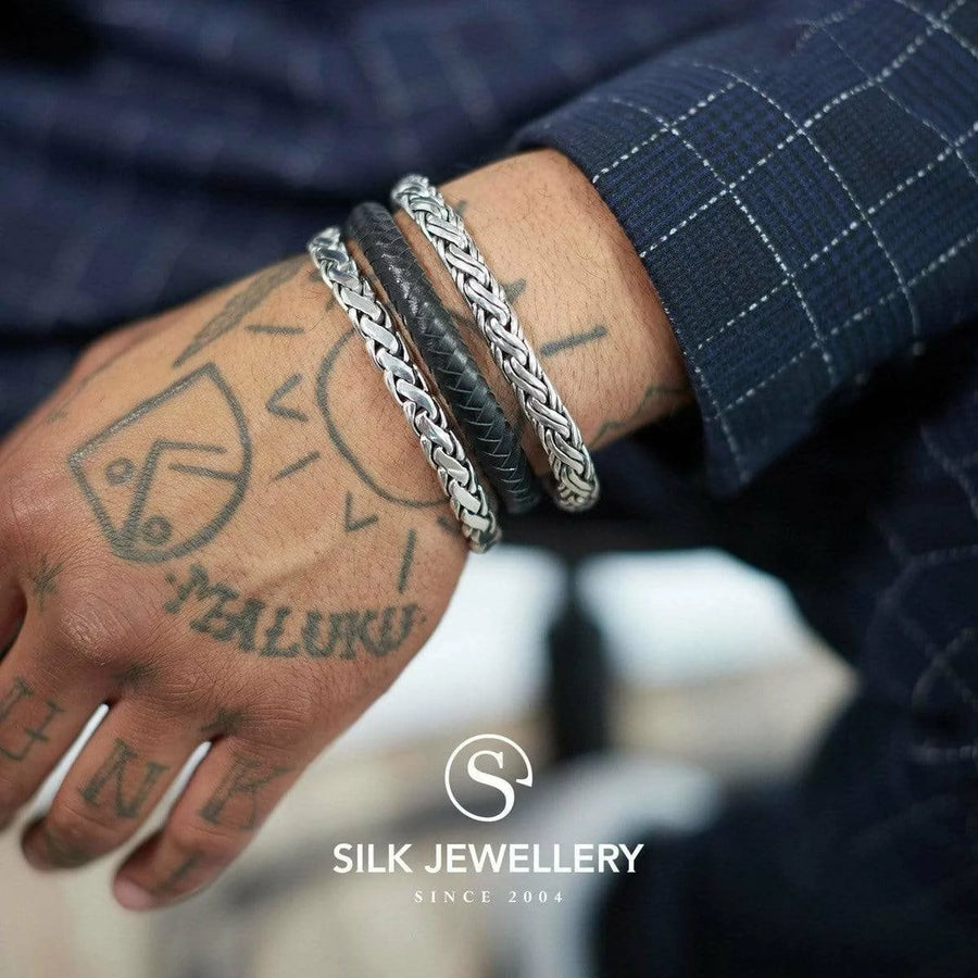 Zilveren gevlochten armband met zwarte leren inleg, Silk Armband 317