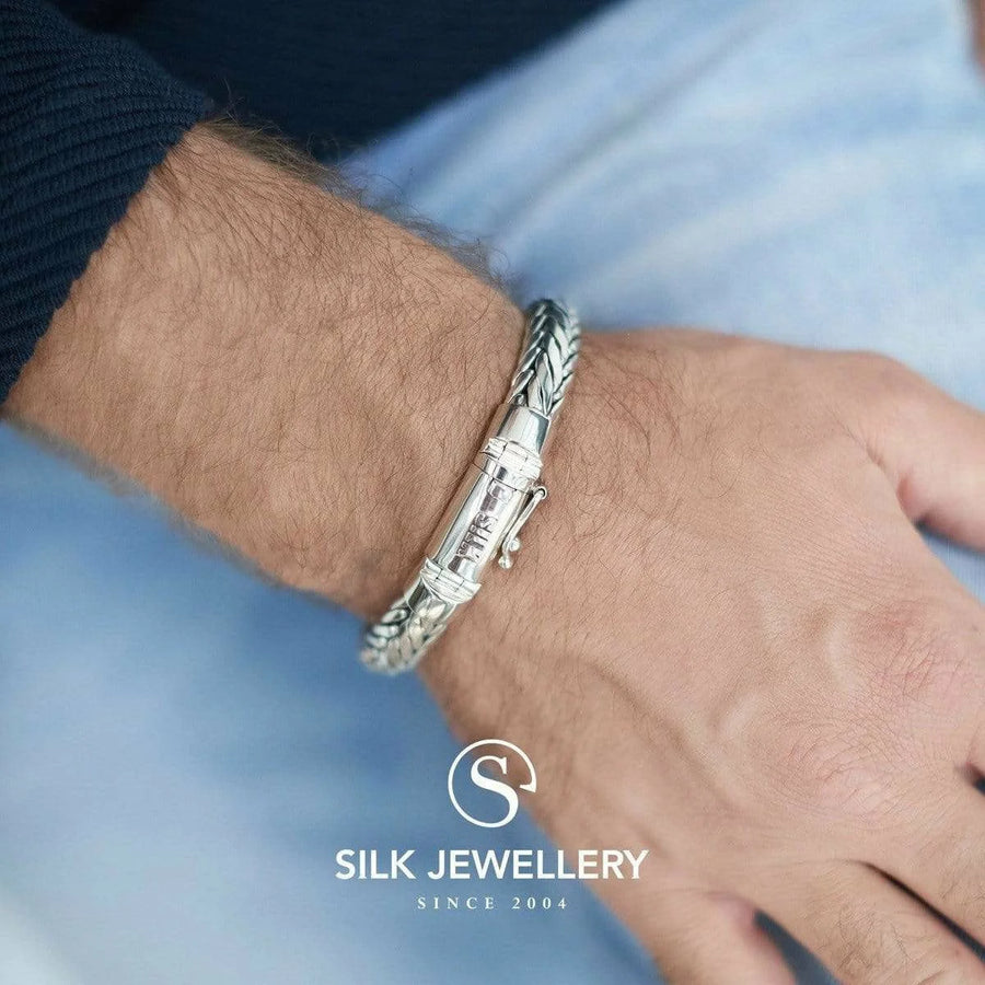 Zilveren silk armband 379 met textuur en intricate clasp van Zwart Jewelz
