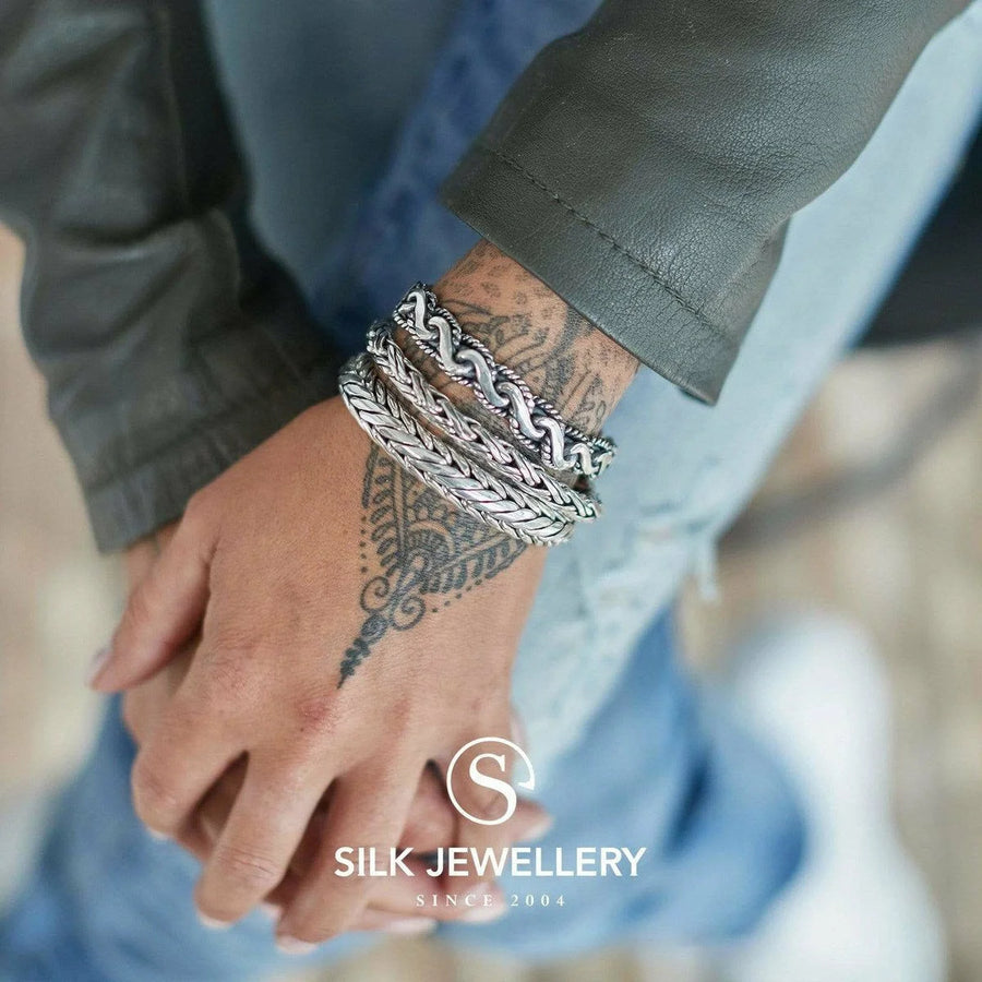 Zilveren gevlochten armband met verfijnd design van Silk Armband 379