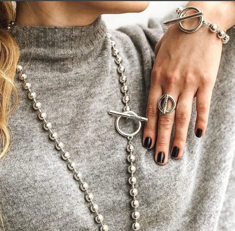 vrouw met uno de 50 sieraden om