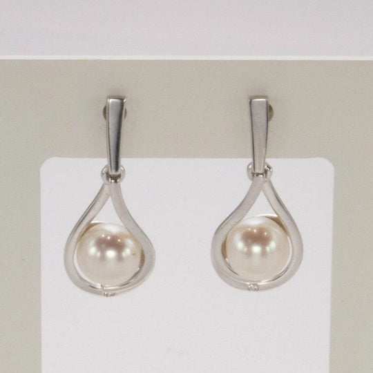 Witgouden oorstekers met parel en briljant 0.02 AH443