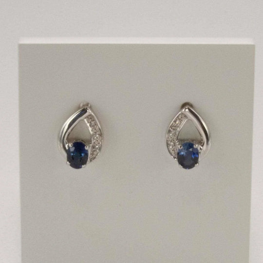Witgouden oorstekers met saffier en briljant 0.02 E0180014LWA